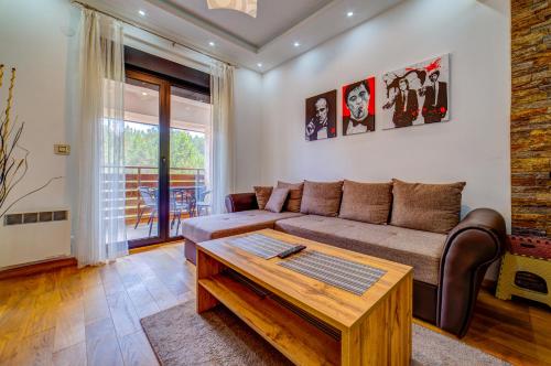 Posezení v ubytování Vila Pekovic, Pine Trees View Apartment with big balcony in The Center of Zlatibor!