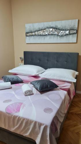 Кровать или кровати в номере Apartments Prižmić