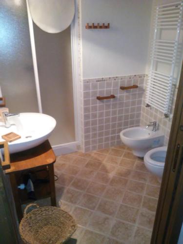 a bathroom with a sink and a toilet at La Petite Maison in Arvier