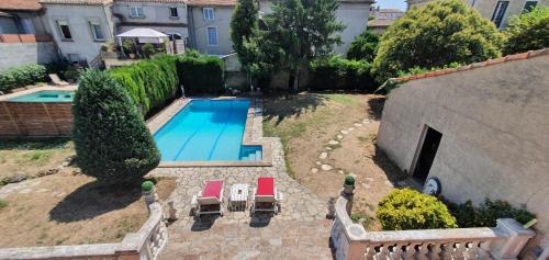 - une vue sur la piscine dans la cour dans l'établissement La casa de Margarita y Sisco, Villa avec piscine, à Carcassonne