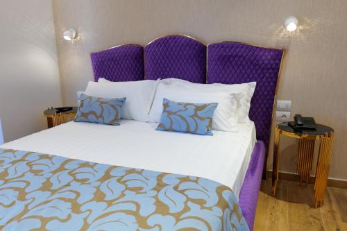 Кровать или кровати в номере Bora Bora Hotel Ksamil