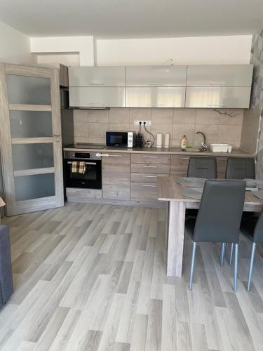 Kuchyň nebo kuchyňský kout v ubytování Simonffy Central Apartment
