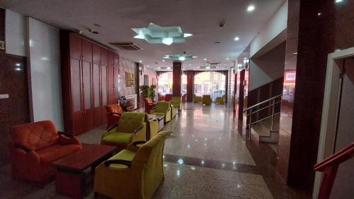 um corredor com cadeiras e mesas num edifício em Adalı Hotel & Suites em Bursa