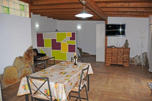 een woonkamer met een tafel en een bank bij Casa Guanche in Cruce de Arinaga