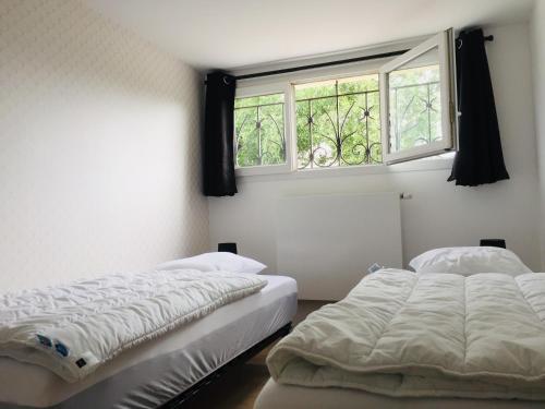 Säng eller sängar i ett rum på Les Hauts de Fixin, 50m2 avec extérieur sur la Route des Grands Crus, Dijon Sud