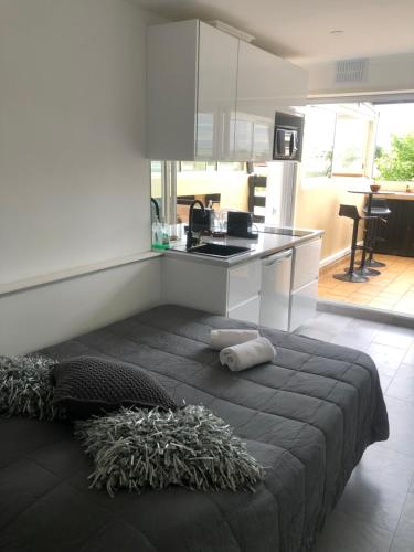 Cette chambre comprend un grand lit et une cuisine. dans l'établissement Village naturiste Studio Port Nature 3, Cap d'Agde, au Cap d'Agde