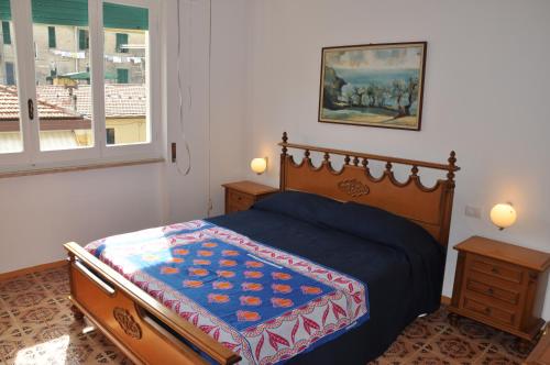 レヴァントにあるOliviaのベッドルーム1室(青い掛け布団、窓付)