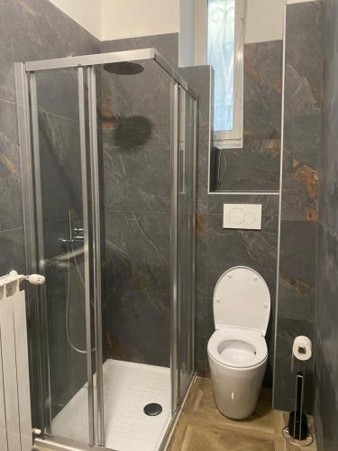 een badkamer met een douche en een toilet bij La camera in centro ( 1 minute from Piazza Unita) in Trieste