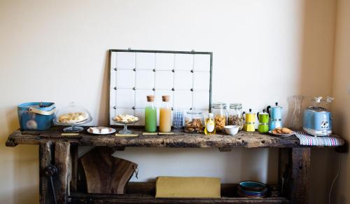un tavolo in legno con molti articoli diversi di La Cascina // Valfaccenda a Canale