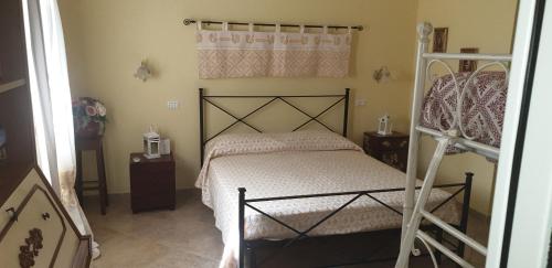 Sant' IsidoroにあるVilla Renzo e Luciaのベッドルーム1室(二段ベッド1組、はしご付)