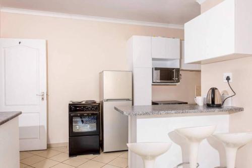Una cocina o zona de cocina en Sun n Surf Sunny and spotless 1 bedroom apartment