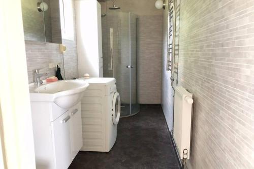 uma casa de banho com um lavatório, um WC e um chuveiro em Egen lägenhet i 2-familjshus på landet. em Tierp