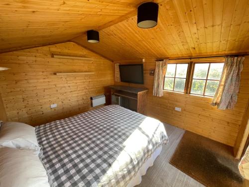 Katil atau katil-katil dalam bilik di 3 Bed Bungalow in Winchcombe, Cotswolds,Gloucester