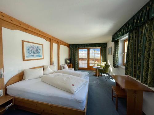 Postel nebo postele na pokoji v ubytování Hotel Alpin