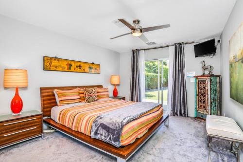 Кровать или кровати в номере Tangerine Dream Permit# 2444