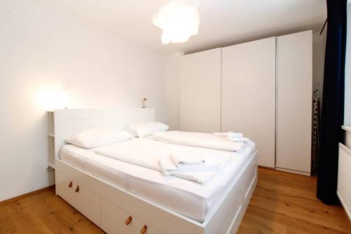 Postel nebo postele na pokoji v ubytování MODERN spacious, 2 BEDROOM, FREE PARKING