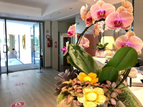 a vase filled with flowers in a room at Hotel Alfieri in Sirmione