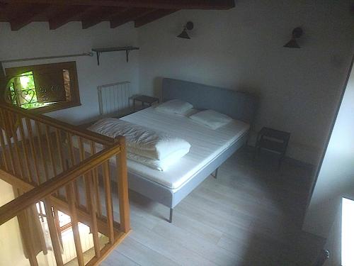 ein Schlafzimmer mit einem Bett in einem Zimmer in der Unterkunft Appartement en duplex - tout confort plein-centre in Lavaur