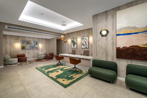 ロンドンにあるThe Lincoln Suitesのロビー(椅子とテーブルのある待合室付)