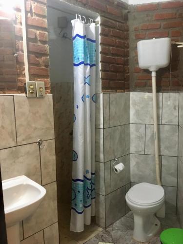 a bathroom with a toilet and a sink at Pousada Lawrence in Itacaré