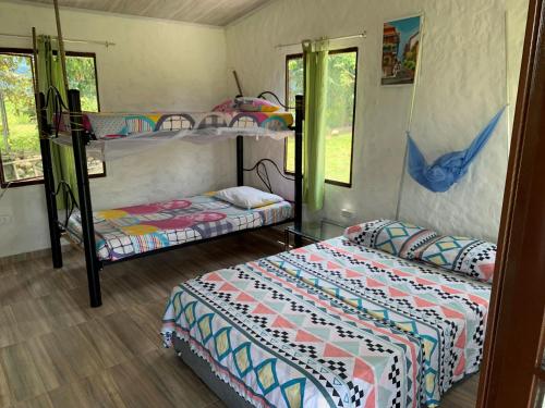 a room with two bunk beds in a room at Cabañas Campestres en Villavicencio in Villavicencio