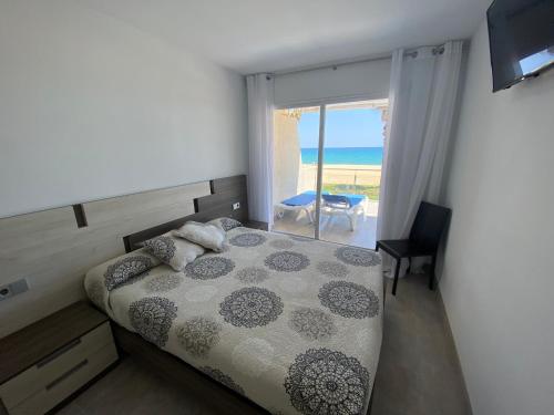 une chambre avec un lit et une vue sur l'océan dans l'établissement Valentina Platja, à Sant Antoni de Calonge