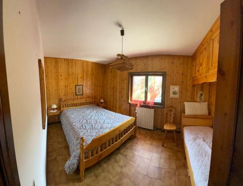 ein Schlafzimmer mit einem Bett und einem Fenster in der Unterkunft Casa Santerini in Fiumalbo