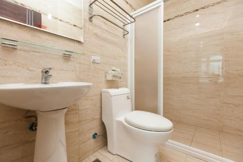 Un baño de Four Seasons Homestay