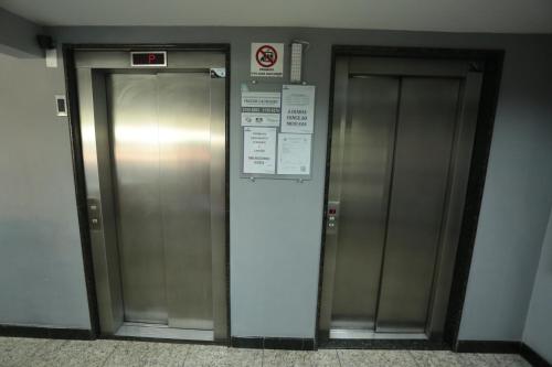 dois elevadores num edifício ao lado um do outro em Hotel Rinkao em Cachoeiro de Itapemirim