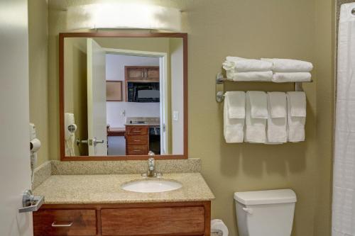 Phòng tắm tại Candlewood Suites Texarkana, an IHG Hotel