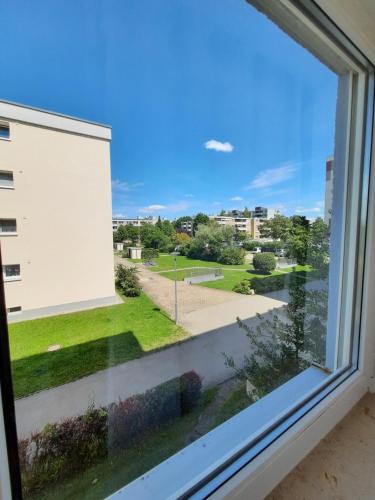 a window with a view of a building at Moderne 3Zimmer Wohnung, in Königsbrunn bei Augsburg in Königsbrunn