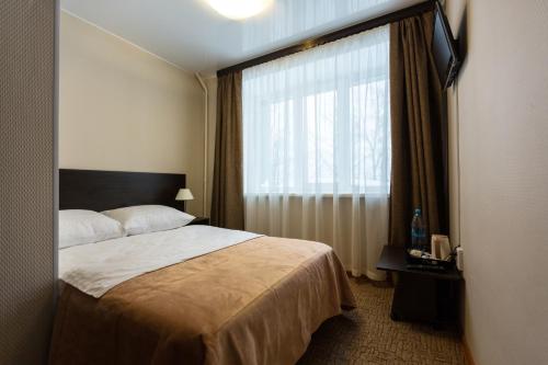 スィクティフカルにあるSiyaniye Hotelのベッドと窓が備わるホテルルーム