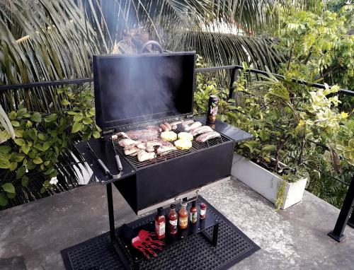 Una parrilla con un montón de comida. en Weligama Bay Watsila Resort, en Weligama