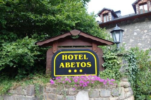 a sign that reads hotel abjectitures on a wall at Hotel Abetos in Torla