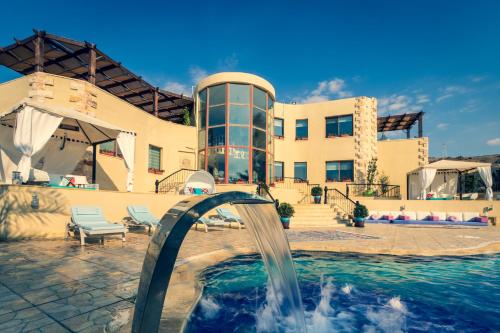 索瓦馬的住宿－The Precious Guesthouse，一座建筑前的带喷泉的游泳池