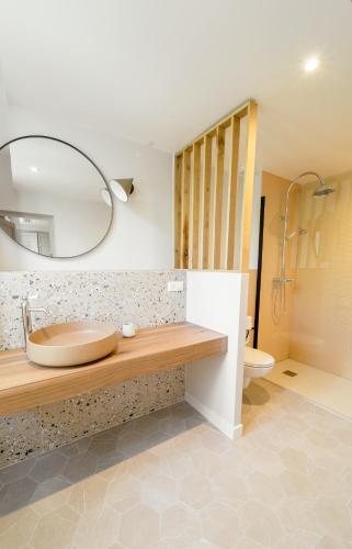 une salle de bain avec un lavabo et un miroir dans l'établissement UNE HISTOIRE DE FAMILLE, à Collobrières