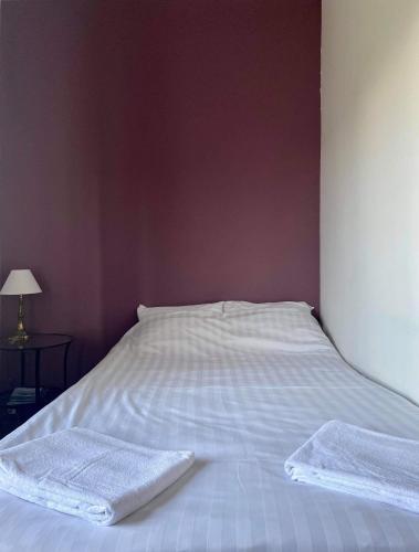 Postel nebo postele na pokoji v ubytování Hjalmar’s Hotel
