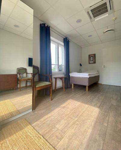 Postel nebo postele na pokoji v ubytování Hjalmar’s Hotel