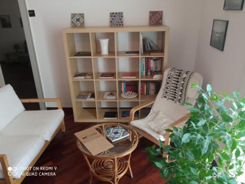 a living room with a couch and a book shelf at B&B Bandiera 77 in Palermo
