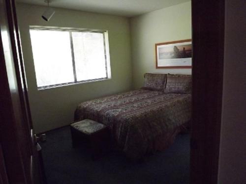 a small bedroom with a bed and a window at Rr-edgewater01 in June Lake