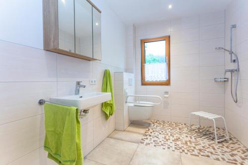 uma casa de banho com um lavatório e um WC em Chalet Mandl Sauna Pool Rollstuhlgängig em Maishofen