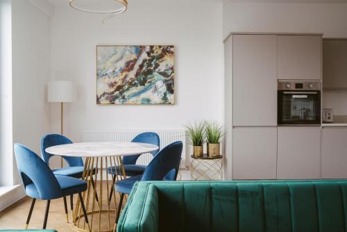 a living room with a green couch and a table and chairs at York Riverside Apartments in York