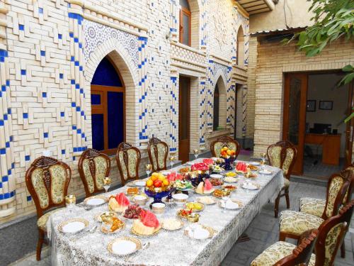 una mesa con platos de comida encima en Colibri Traditional Guest house, en Samarkand