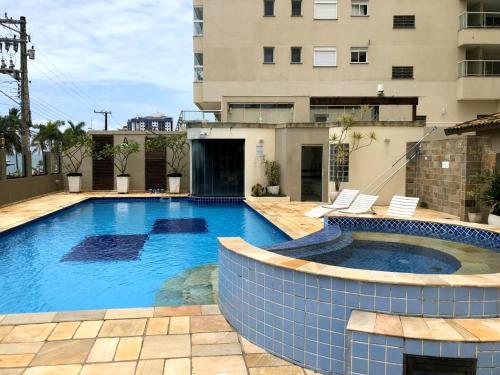 a swimming pool on the roof of a building at Lindo apartamento com vista para o mar em Caraguá! in Caraguatatuba