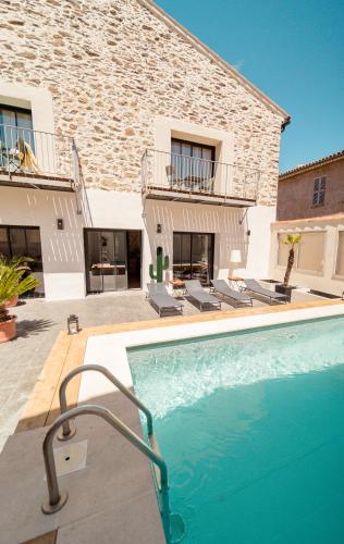 une piscine devant un immeuble dans l'établissement UNE HISTOIRE DE FAMILLE, à Collobrières