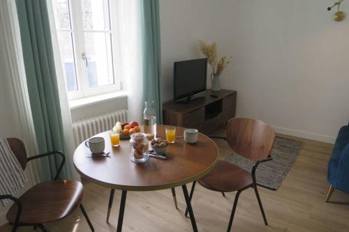 una mesa con fruta en la sala de estar en Dinan Château - Parking inclus, en Dinan