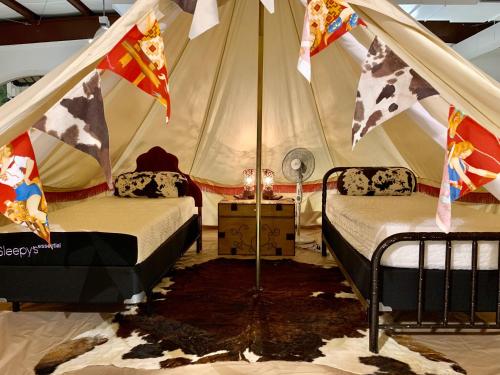 Postel nebo postele na pokoji v ubytování Lone Star Glamp Inn