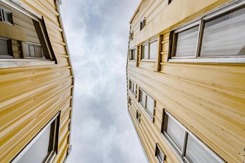 テムコにあるHotel La Casa Temucoの空を見上げる高層ビル