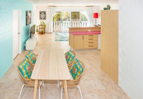 12 The Islander Resort في بوينت لوكاوت: مطبخ مع طاولة وكراسي خشبية