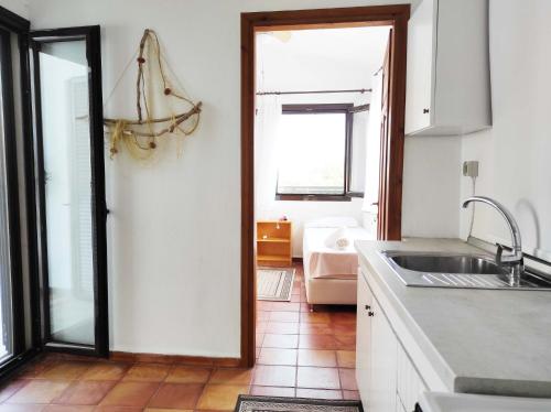 Beach Front Villa in Polychrono في هانيوتي: مطبخ مع حوض وطاولة عمل